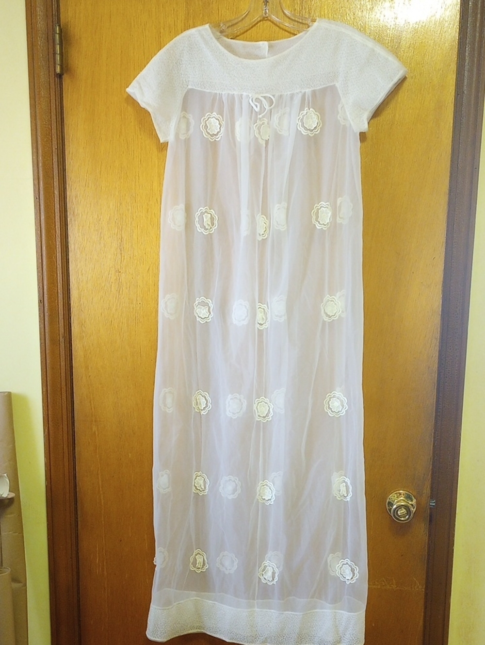 Classic Sheer Creamy White Vintage Summer Nightgown w/ Embroidered Flowers, Med?